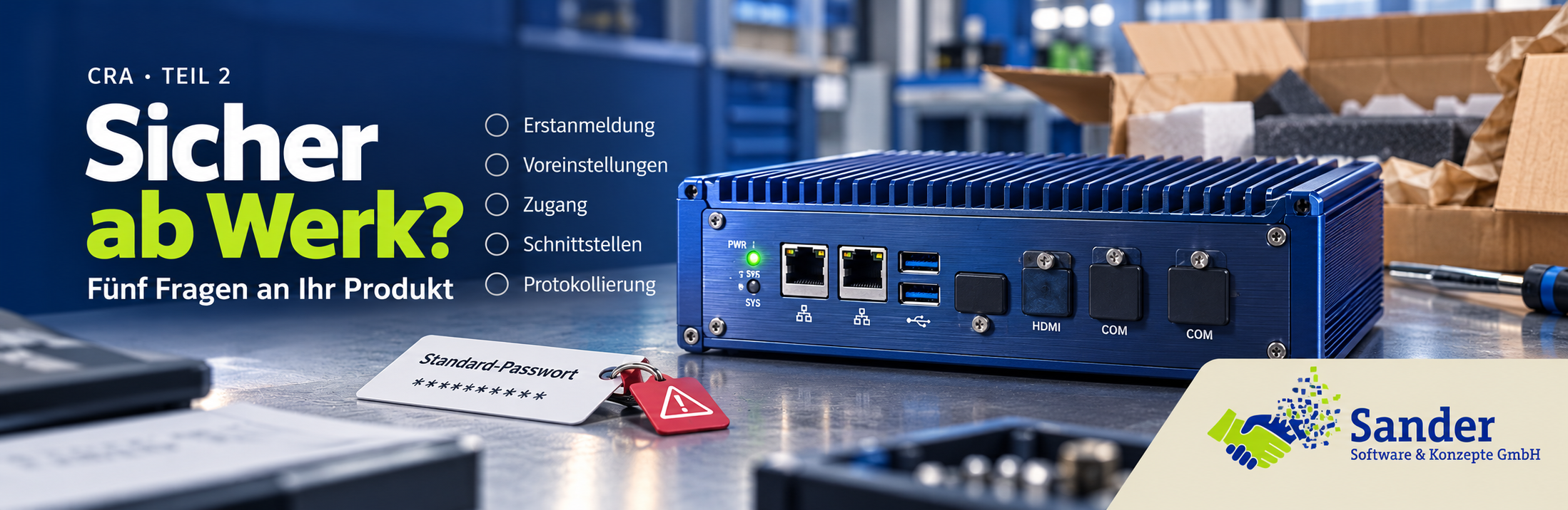 Titelbild „CRA · Teil 2: Sicher ab Werk? Fünf Fragen an Ihr Produkt“. Ein blauer Industrie-PC mit Netzwerk-, USB-, HDMI- und COM-Anschlüssen steht frisch ausgepackt auf einer Werkbank, davor ein Anhänger mit der Aufschrift „Standard-Passwort“. Daneben eine Checkliste: Erstanmeldung, Voreinstellungen, Zugang, Schnittstellen, Protokollierung.